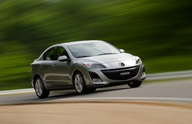 Mazda 3 - популярное среди молодежи авто