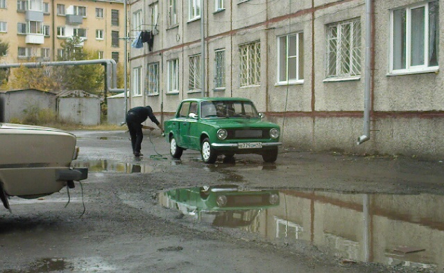 Запрещено мыть авто во дворах