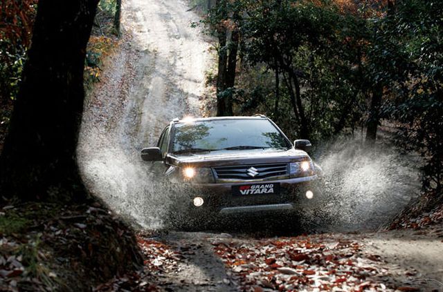 Автомобиль Suzuki Grand Vitara способен преодолеть многие преграды на пути 